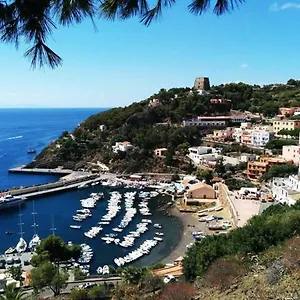 Piccolo E Grazioso Al Centro Di Ustica Isola di Ustica